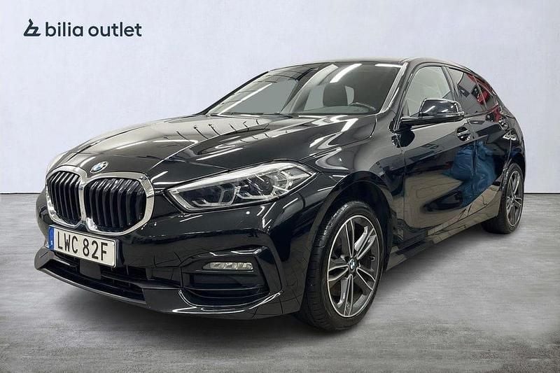 Svart Begagnad 2020 BMW 118 Sport Line Halvkombi | 219 900 kr (Marknadspris) - Bild 1/4