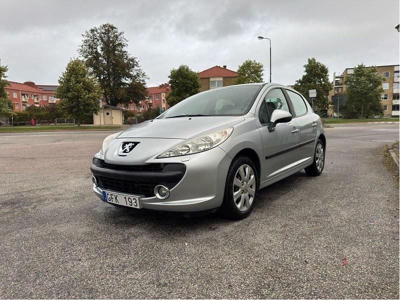 Grå Begagnad 2007 Peugeot 207 Sport Halvkombi | 41 500 kr (Marknadspris) - Bild 1/4
