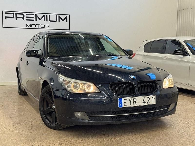 Blå Begagnad 2008 BMW 520 Sedan | 89 900 kr (Lite dyr) - Bild 1/4