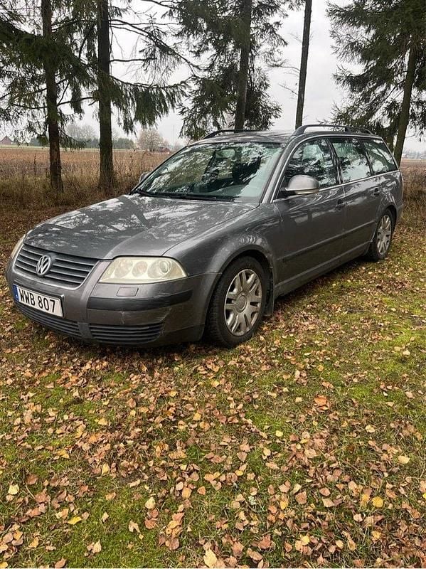 Grå Begagnad 2005 VW Passat Kombi | 5 500 kr (Marknadspris) - Bild 1/4