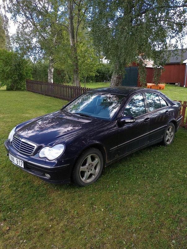 Blå Begagnad 2003 Mercedes C200 Avantgarde Sedan | 20 000 kr (Marknadspris) - Bild 1/4