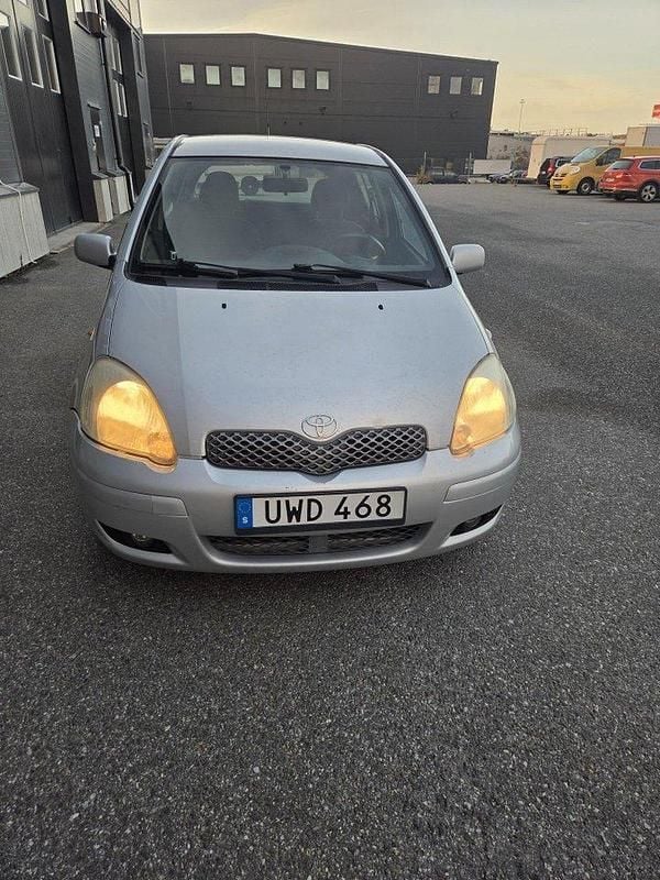Silver Begagnad 2004 Toyota Yaris Halvkombi | 20 000 kr (Bra pris) - Bild 1/4