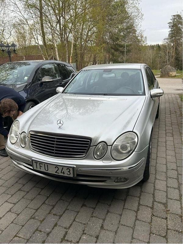 Grå Begagnad 2003 Mercedes E320 Avantgarde Sedan | 79 000 kr (Marknadspris) - Bild 1/4