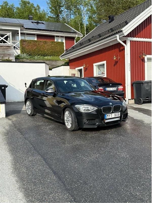 Svart Begagnad 2013 BMW 118 M Sport Halvkombi | 90 000 kr (Marknadspris) - Bild 1/4