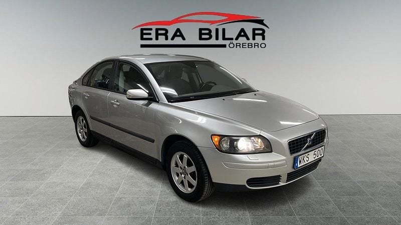 Ljusgrå (grå) Begagnad 2005 Volvo S40 Sedan | 24 800 kr (Marknadspris) - Bild 1/4