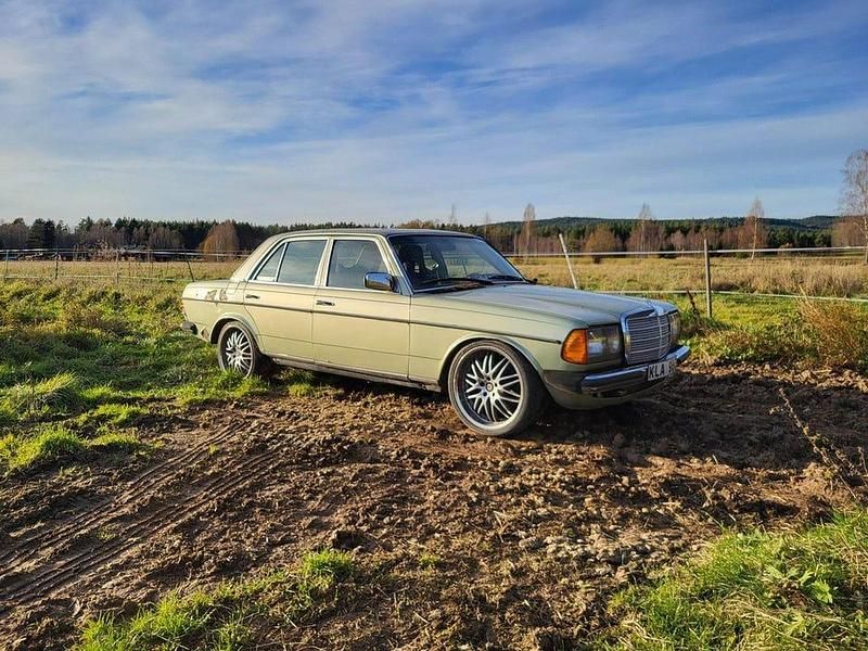 Begagnad 1979 Mercedes 300 Sedan | 80 000 kr - Bild 1/4