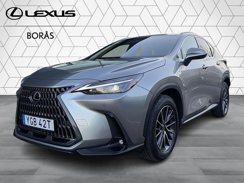 Grå Begagnad 2022 Lexus NX450h+ Business Edition SUV | 469 900 kr (Bra pris) - Bild 1/4