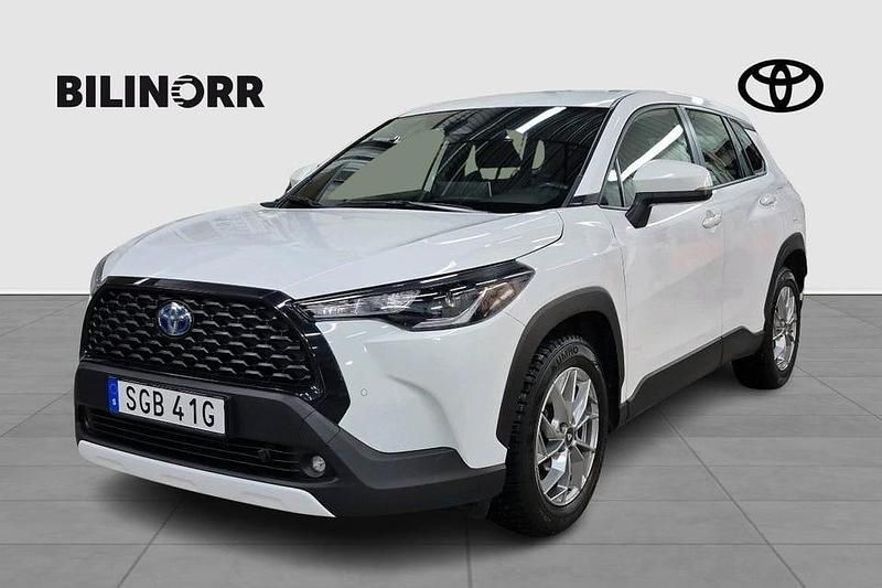Vit Begagnad 2024 Toyota Corolla Cross Active SUV | 359 900 kr (Marknadspris) - Bild 1/4