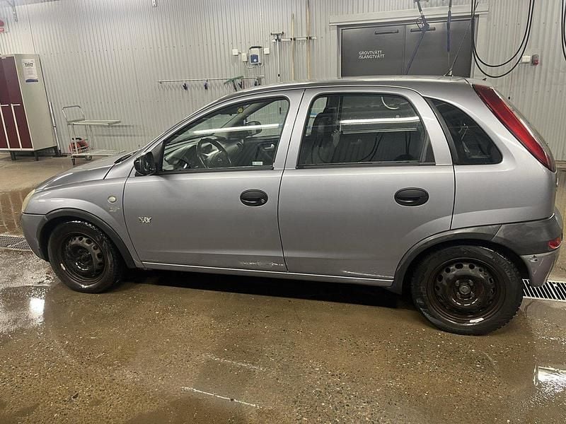 Grå Begagnad 2003 Opel Corsa Halvkombi | 14 000 kr (Marknadspris) - Bild 1/4