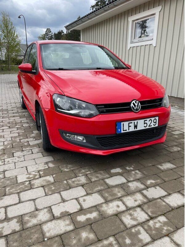 Röd Begagnad 2013 VW Polo Halvkombi | 79 000 kr (Marknadspris) - Bild 1/4