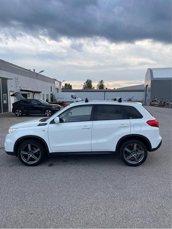 Vit Begagnad 2016 Suzuki Vitara GL SUV | 145 000 kr (Marknadspris) - Bild 1/4
