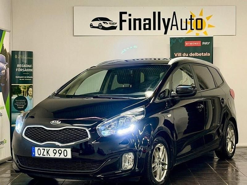 Svart Begagnad 2015 Kia Carens Minibuss | 98 900 kr (Marknadspris) - Bild 1/4