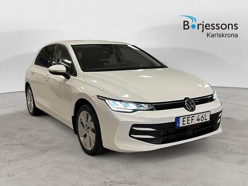 Vit Begagnad 2024 VW Golf VIII Life Halvkombi | 299 000 kr (Marknadspris) - Bild 1/4