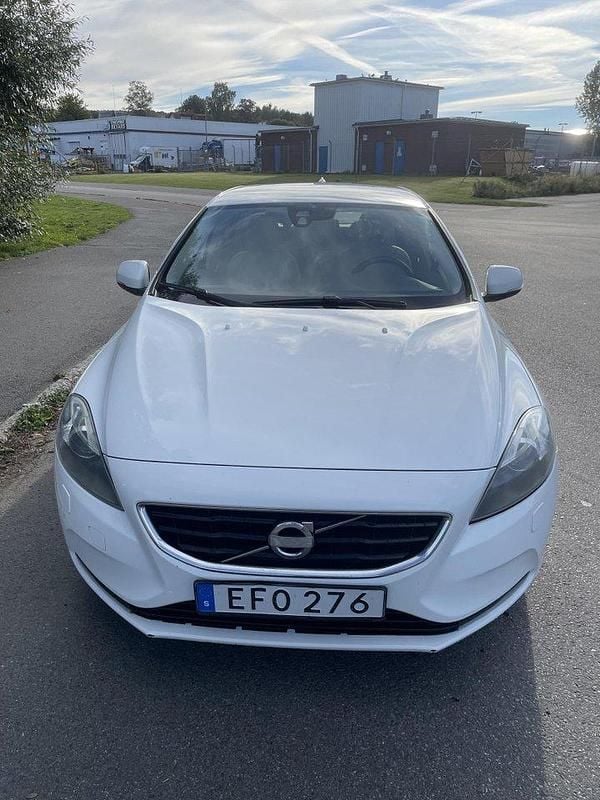 Vit Begagnad 2014 Volvo V40 Kombi | 86 000 kr (Bra pris) - Bild 1/4