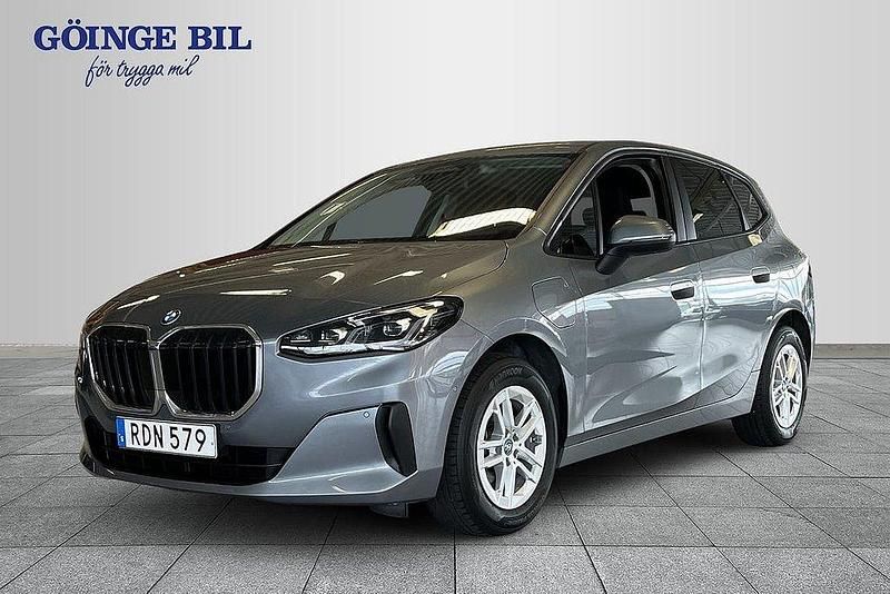 Grå Begagnad 2023 BMW 225 Active Tourer Comfort Edition Minibuss | 339 000 kr (Marknadspris) - Bild 1/3