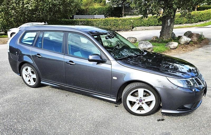 Grå Begagnad 2010 Saab 9-3 Vector Kombi | 90 000 kr (Dyr) - Bild 1/4