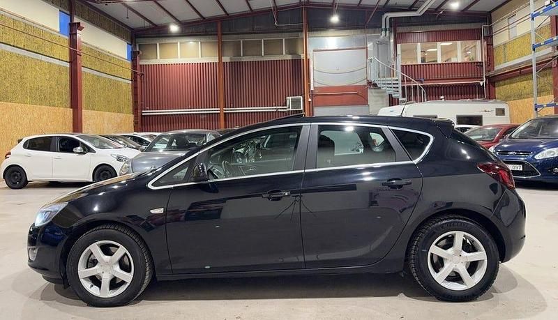 Begagnad Opel Astra Enjoy 131 HK (96 kW) 2012 Svart