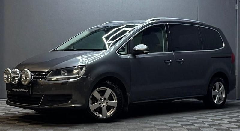 Grå Begagnad 2012 VW Sharan Minibuss | 69 900 kr (Bra pris) - Bild 1/4