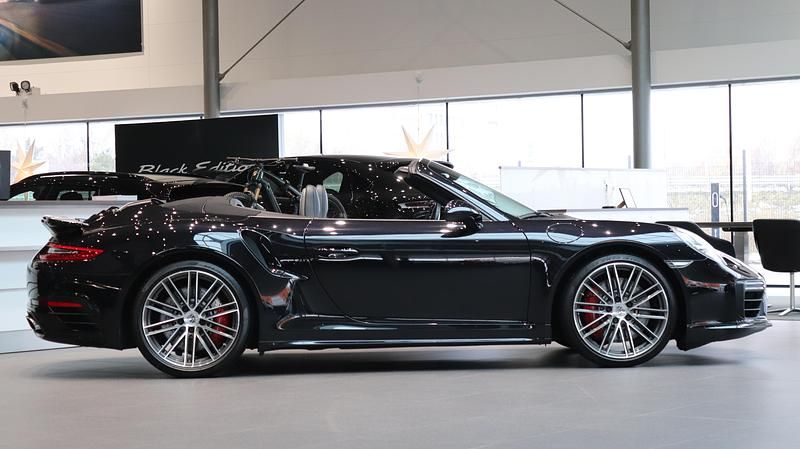 Begagnad Porsche 911 Turbo 547 HK (402 kW) 2017 Svart Cab