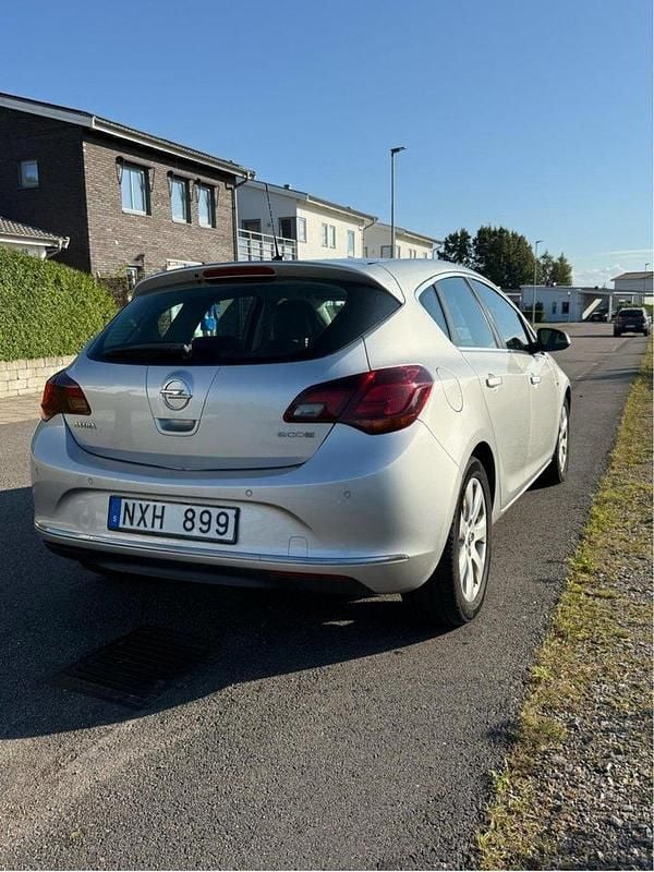 Grå Begagnad 2013 Opel Astra Sport Halvkombi | 49 900 kr (Marknadspris) - Bild 1/4