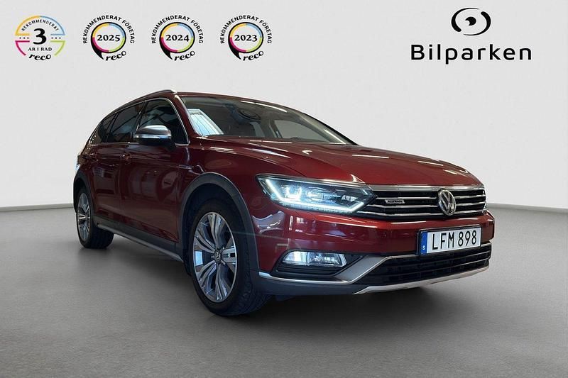 Mörkröd Begagnad 2015 VW Passat Alltrack Kombi | 199 990 kr (Marknadspris) - Bild 1/4