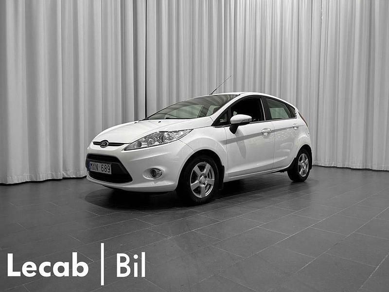 Vit Begagnad 2013 Ford Fiesta Kombi | 69 500 kr (Bra pris) - Bild 1/4