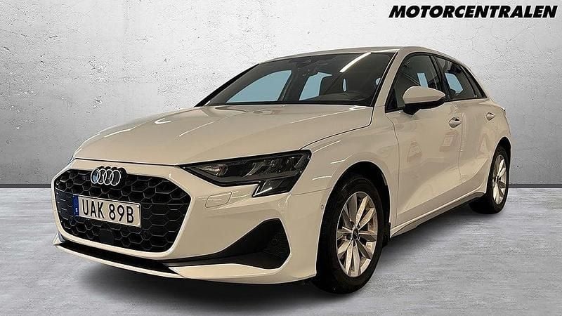 Vit Begagnad 2024 Audi A3 Sportback Proline Halvkombi | 319 000 kr (Dyr) - Bild 1/4