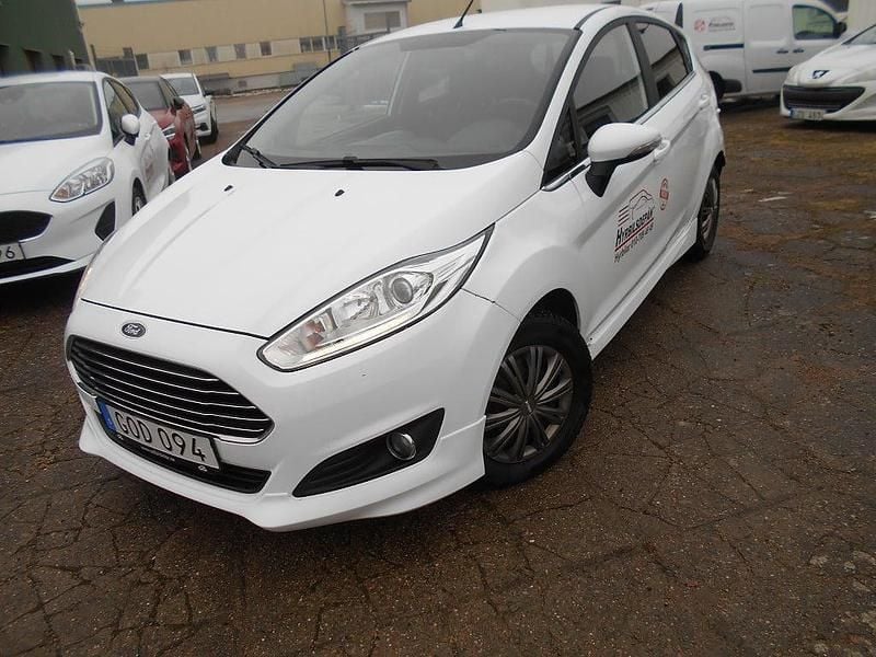 Begagnad Ford Fiesta Titanium 101 HK (74 kW) 2016 Vit Halvkombi