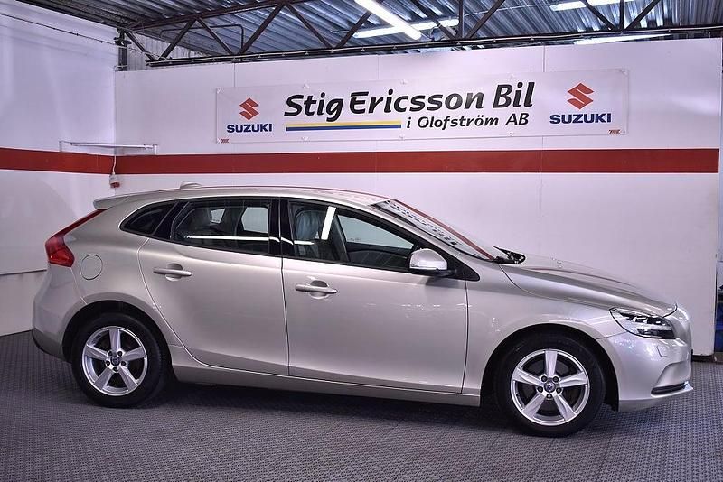 Begagnad Volvo V40 Momentum 122 HK (89 kW) 2016 Brun Halvkombi