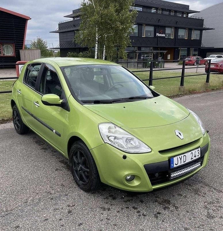 Grön Begagnad 2010 Renault Clio R.S. Halvkombi | 28 900 kr (Marknadspris) - Bild 1/4