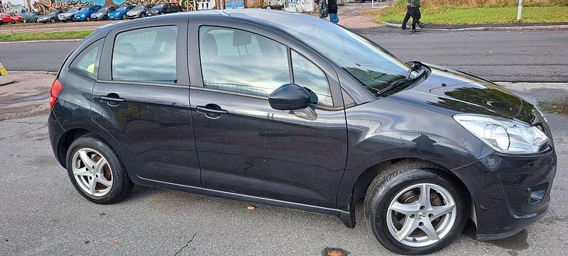 Svart Begagnad 2010 Citroën C3 Halvkombi | 26 500 kr (Marknadspris) - Bild 1/4