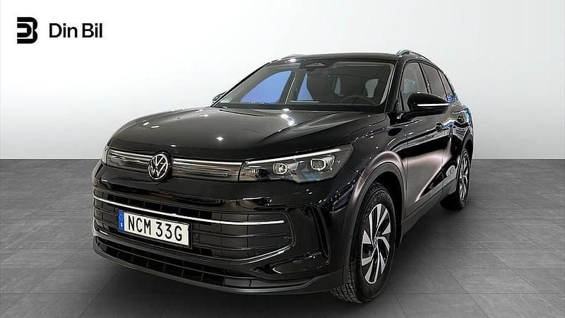 Svart Begagnad 2025 VW Tiguan Edition SUV | 369 900 kr (Marknadspris) - Bild 1/4