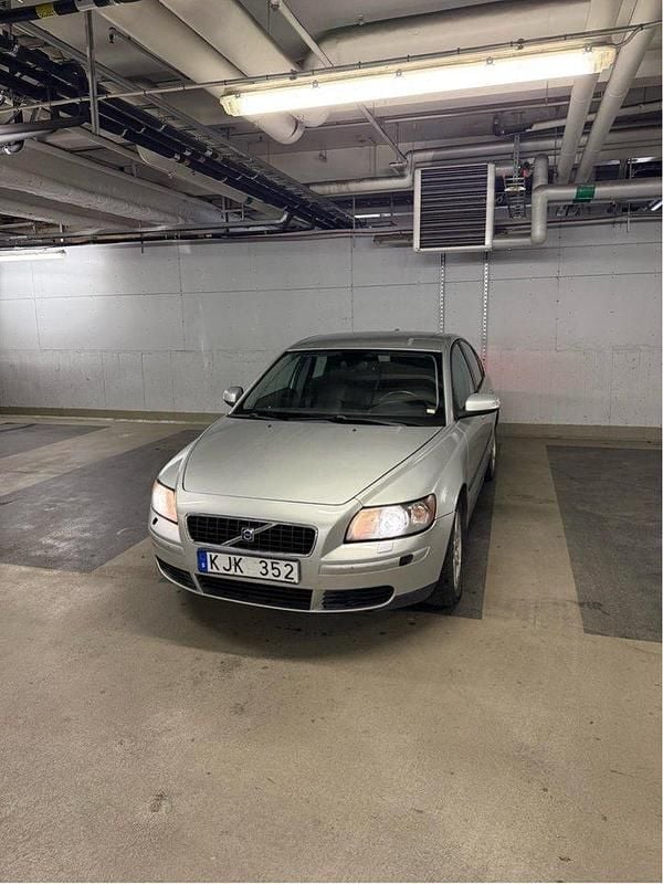 Grå Begagnad 2007 Volvo S40 Kinetic Sedan | 19 900 kr (Superpris) - Bild 1/4