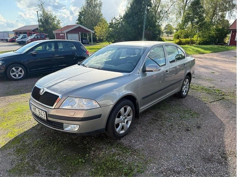 Brun Begagnad 2008 Skoda Octavia Halvkombi | 24 900 kr (Marknadspris) - Bild 1/4