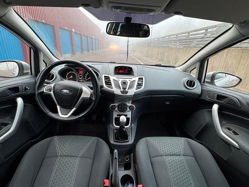 Begagnad Ford Fiesta 82 HK (60 kW) 2009 Gray metallic Halvkombi