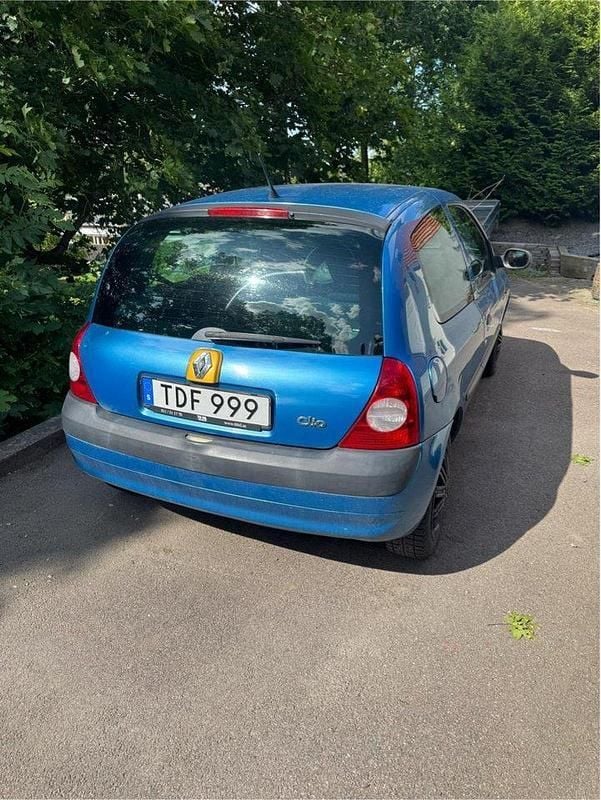 Blå Begagnad 2002 Renault Clio II Authentique Halvkombi | 10 000 kr (Superpris) - Bild 1/4