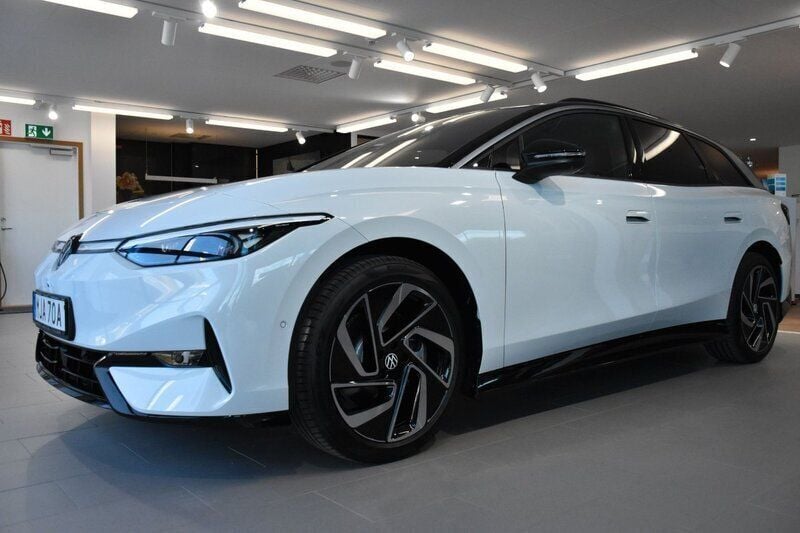 Vit (glacier white metallic black) Begagnad 2024 VW ID.7 Edition Kombi | 629 800 kr (Dyr) - Bild 1/4