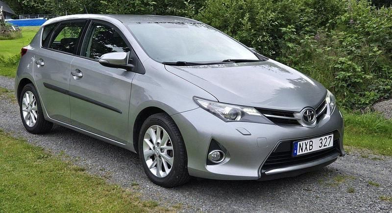 Grå Begagnad 2013 Toyota Auris Halvkombi | 117 000 kr (Dyr) - Bild 1/4
