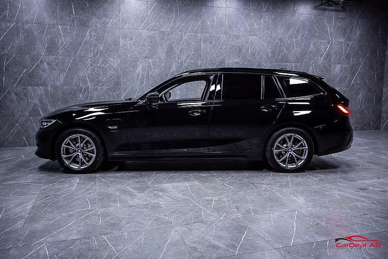 Begagnad BMW 330e Sport Line 184 HK (135 kW) 2021 Svart Kombi
