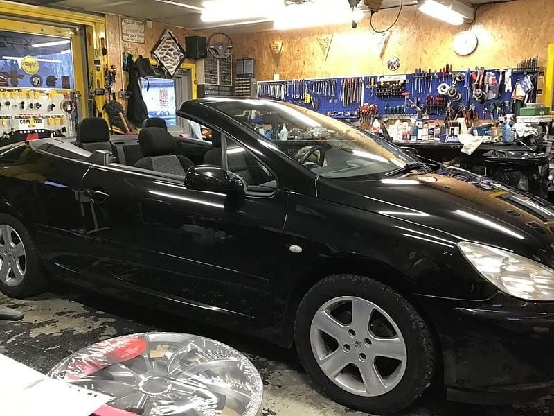 Svart Begagnad 2004 Peugeot 307 CC Cab | 39 000 kr (Lite dyr) - Bild 1/4