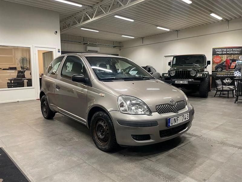 Grå Begagnad 2003 Toyota Yaris Halvkombi | 19 900 kr (Bra pris) - Bild 1/4