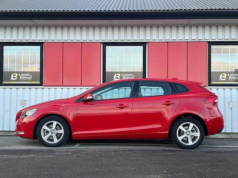 Begagnad Volvo V40 Kinetic 122 HK (89 kW) 2015 Röd Halvkombi