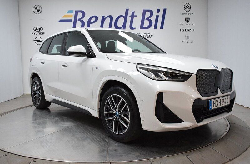 M portimao blue metallic Begagnad 2024 BMW iX1 M Sport SUV | 499 500 kr (Marknadspris) - Bild 1/4