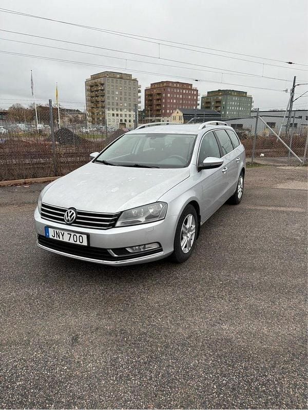 Silver Begagnad 2013 VW Passat Kombi | 44 900 kr (Bra pris) - Bild 1/4