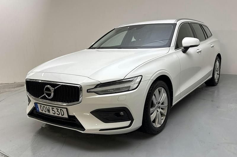 Begagnad Volvo V60 Momentum 197 HK (144 kW) 2021 Vit Kombi