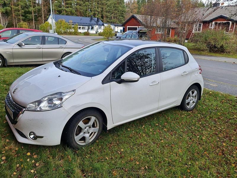 Vit Begagnad 2013 Peugeot 208 Halvkombi | 69 000 kr (Marknadspris) - Bild 1/2