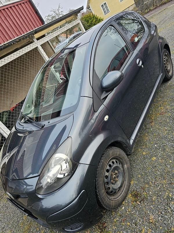 Begagnad 2009 Toyota Aygo Halvkombi | 25 000 kr (Marknadspris) - Bild 1/4