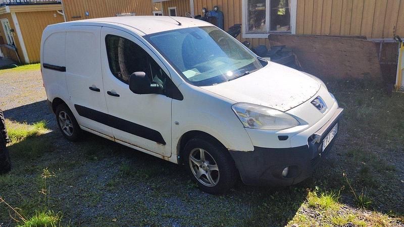 Vit Begagnad 2011 Peugeot Partner Minibuss | 15 000 kr (Marknadspris) - Bild 1/1