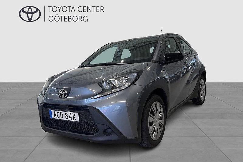 Grå Ny 2025 Toyota Aygo Play Halvkombi | 184 900 kr (Marknadspris) - Bild 1/3