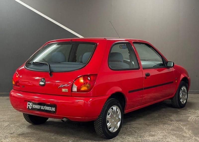 Begagnad Ford Fiesta 75 HK (55 kW) 1997 Röd Halvkombi